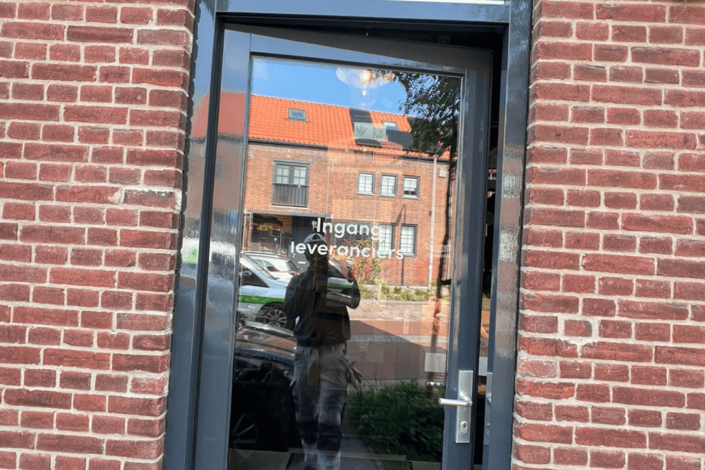 Ingang leveranciers bij bakstenen gebouw